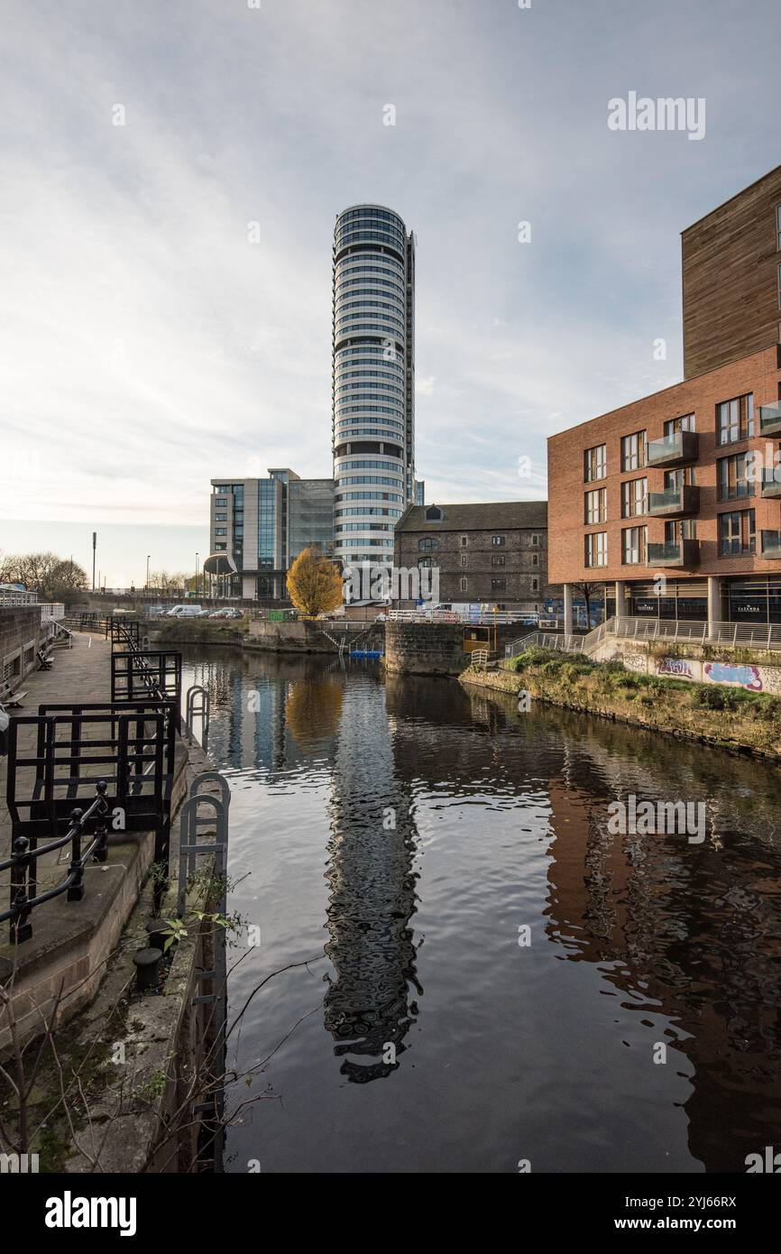 Bridgewater Place, Leeds, alias The Dalek, è un grattacielo per uffici e residenziali. Era l'edificio più alto al momento della sua costruzione nel settembre 2005 Foto Stock