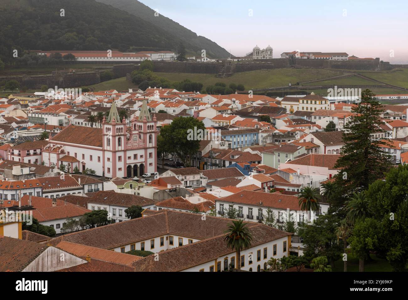 Vista panoramica di Angra do Heroísmo e Monte Brasil, una città e un comune sull'isola di Terceira e una delle tre capitali delle Azzorre. Foto Stock
