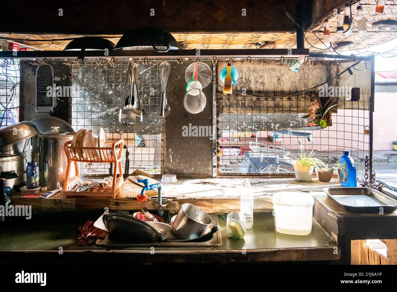 Una fotografia della cucina di un vecchio bar in rovina a Angeles City, nelle Filippine. Questo bar è su A. Santos St. Foto Stock