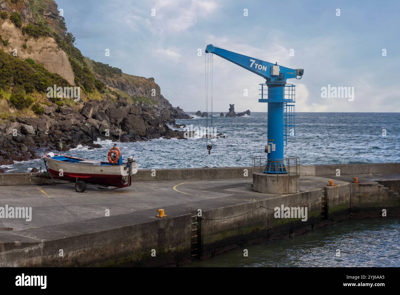 Il piccolo porto peschereccio di Vila Nova a Terceira, Azzorre. Foto Stock