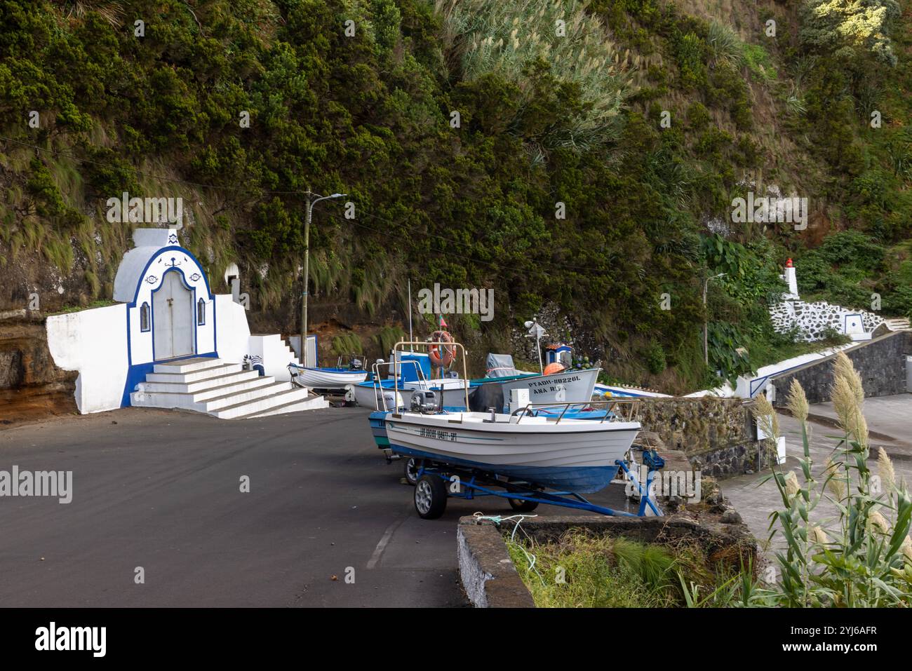 Il piccolo porto peschereccio di Vila Nova a Terceira, Azzorre. Foto Stock