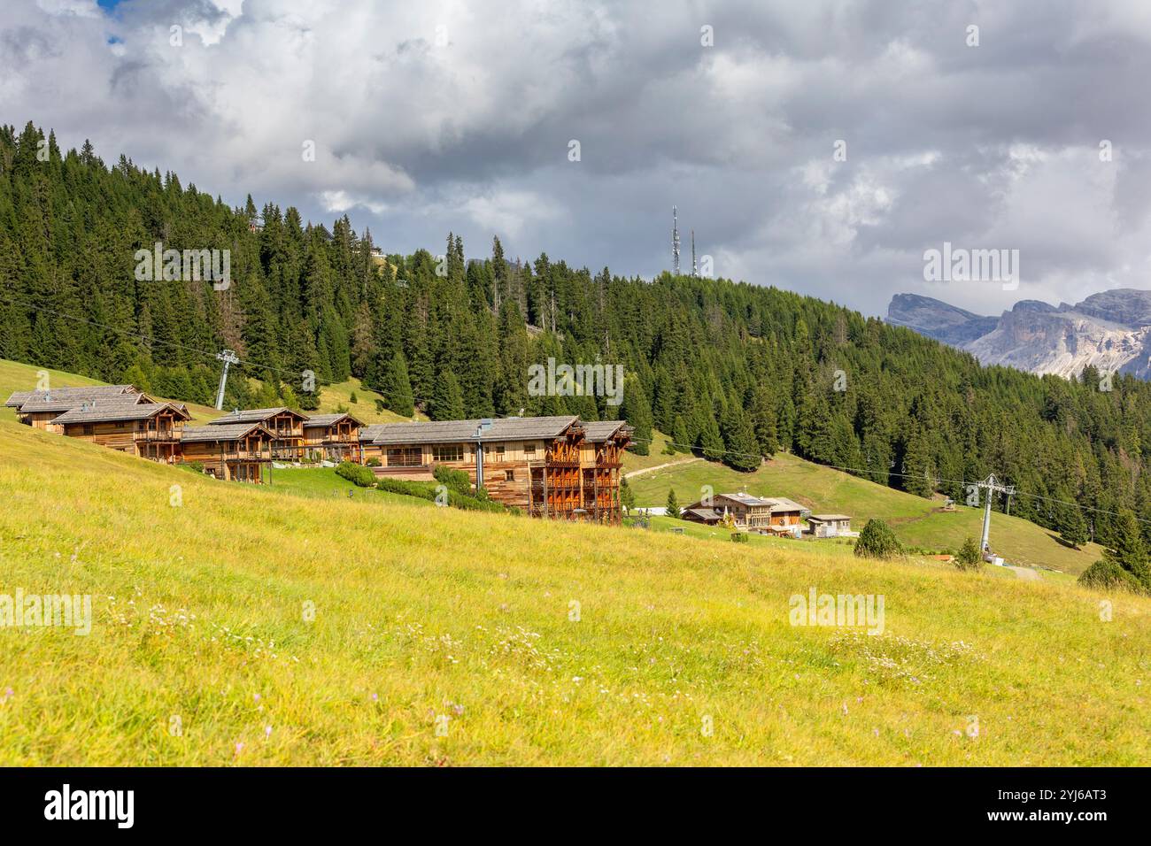 Dolomiti Alpe di Siusi, Italia - 27 settembre 2014: Splendido scenario, paesaggio autunnale con montagne, chalet e seggiovia Foto Stock