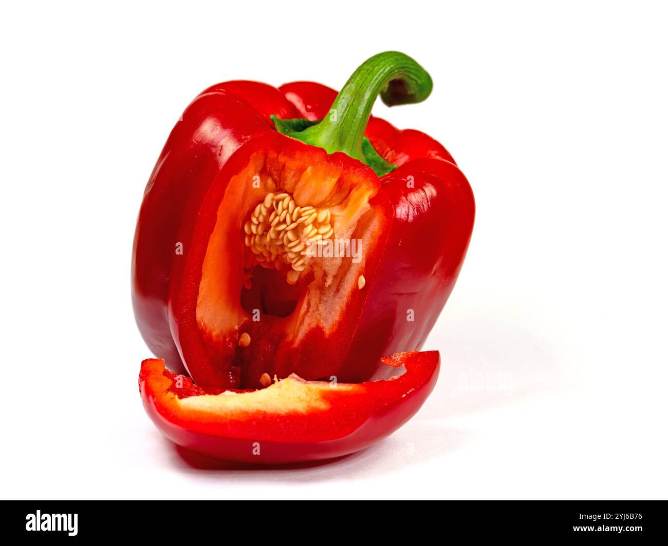 Peperone rosso a fette su fondo bianco Foto Stock