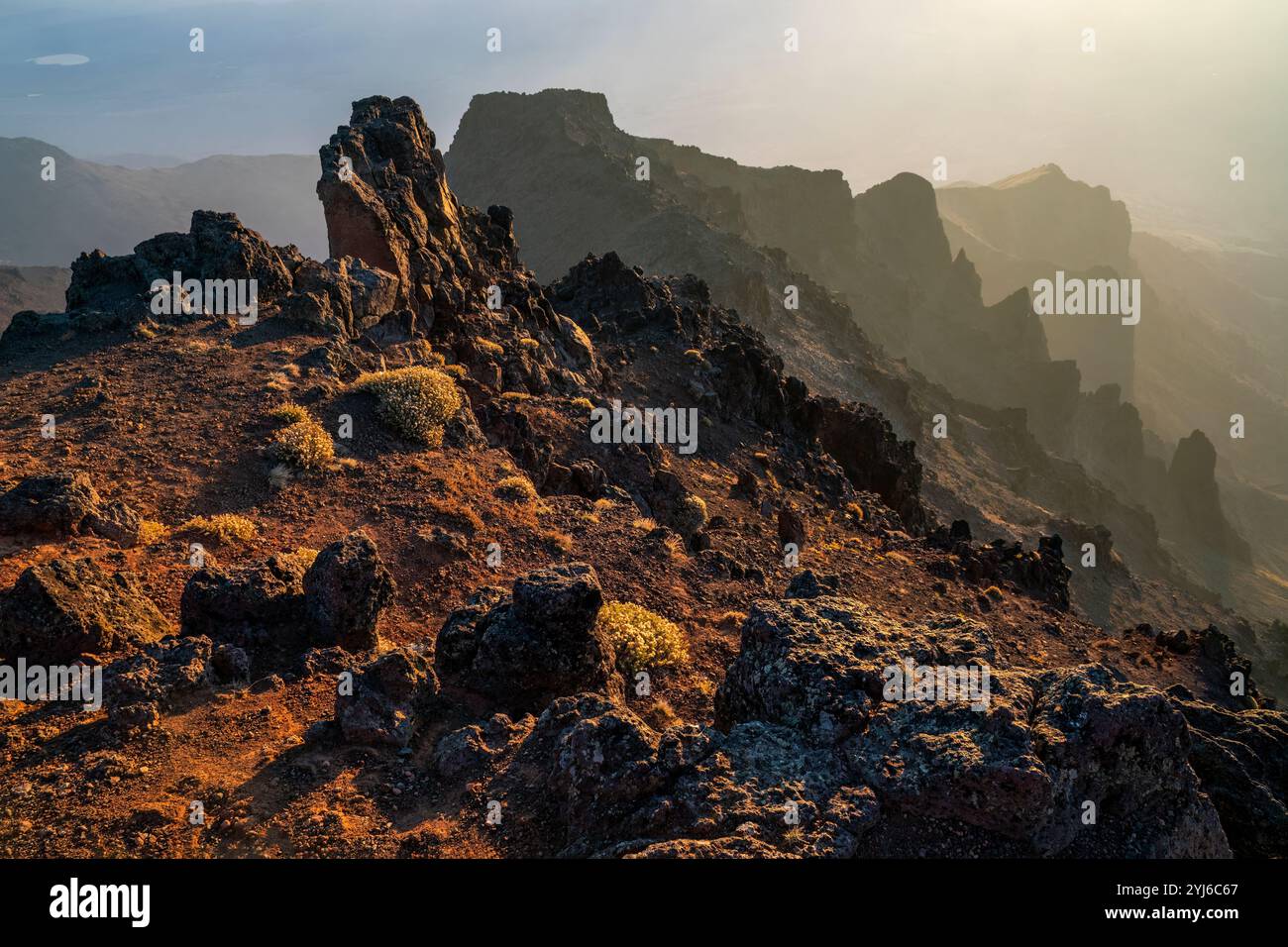 Il sole della mattina presto illumina l'East Rim della Steens Mountain, Oregon meridionale. Foto Stock