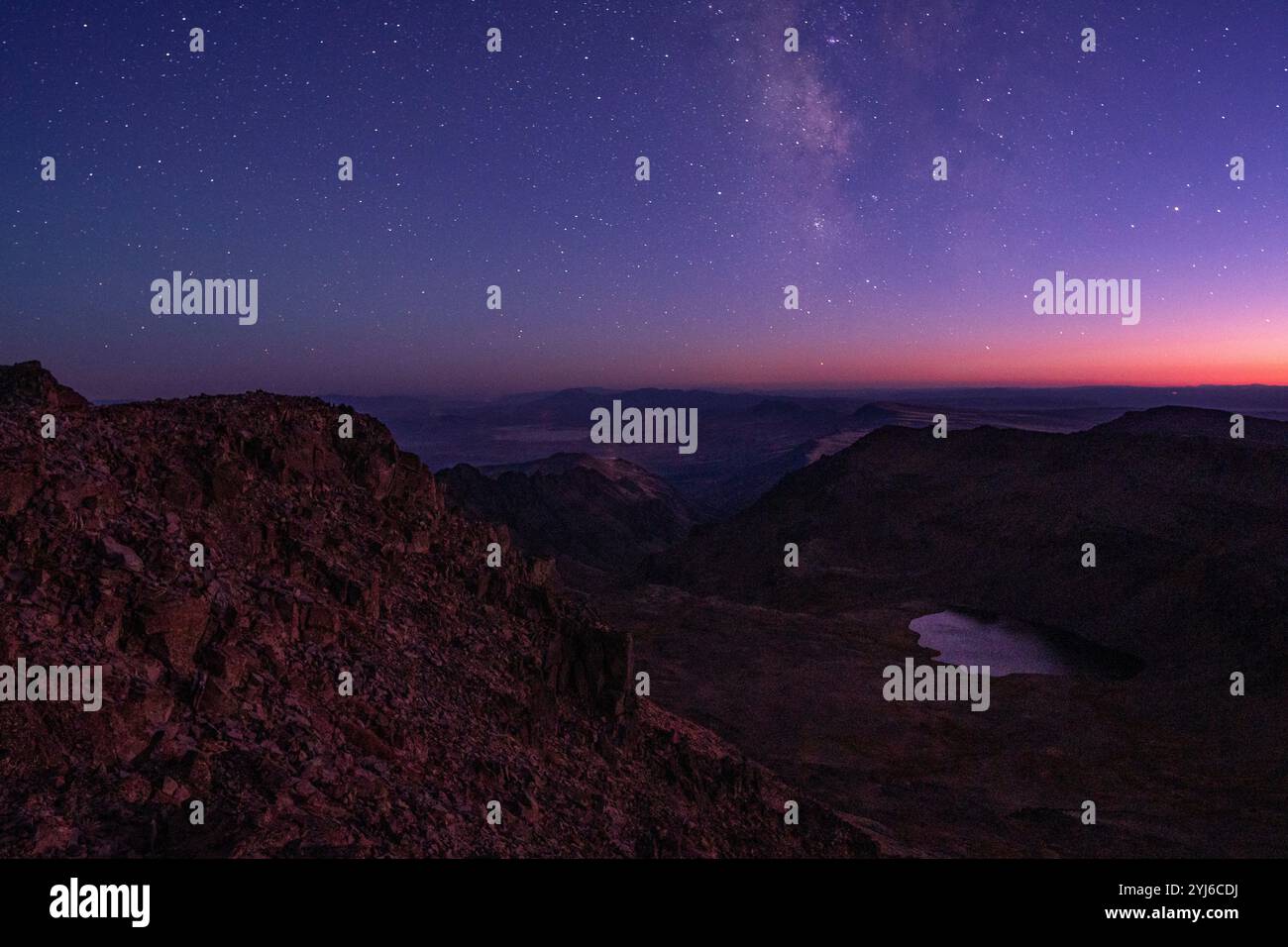 La via Lattea al crepuscolo sopra Steens Mountain dell'Oregon e il lago Wildhorse. Foto Stock