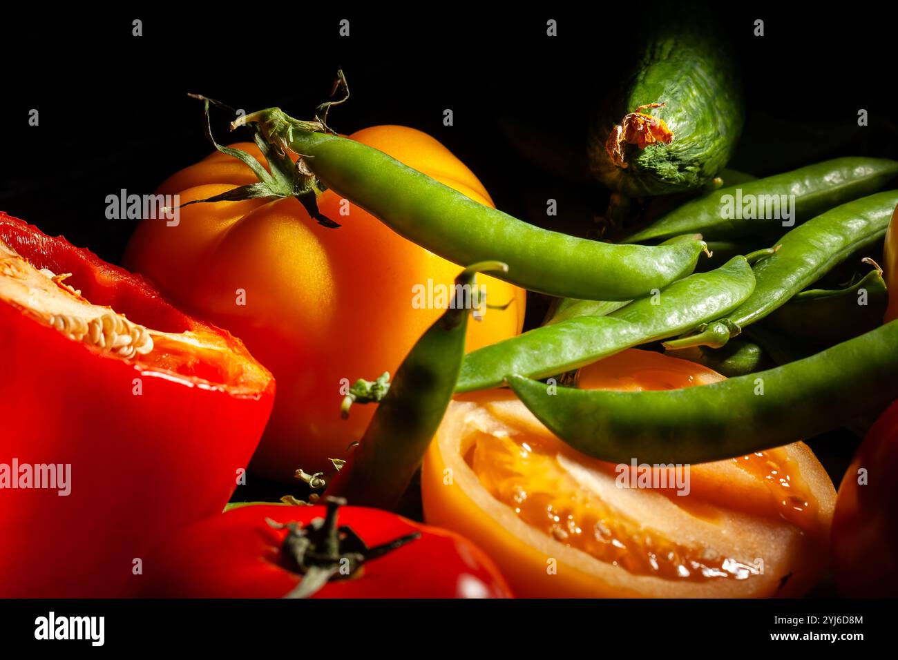 mix di verdure con piselli verdi su sfondo nero Foto Stock