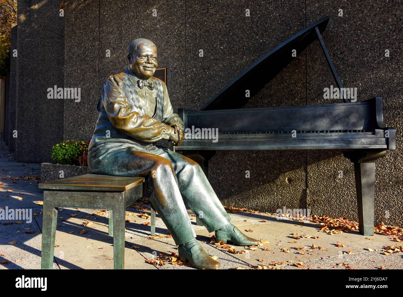 Ottawa, Canada - 21 ottobre 2024: Il sole splende sul monumento in onore del grande jazz canadese Oscar Peterson fuori dal National Arts Centre. Lo era Foto Stock