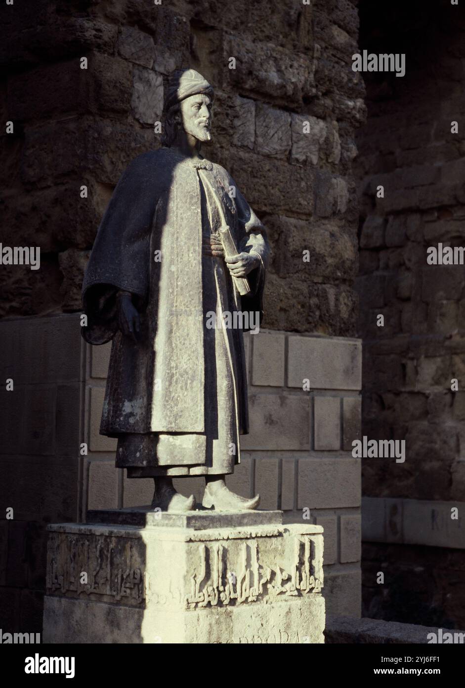 MONUMENTO A BEN HAZM (994-1063) JUNTO A LA PUERTA DE SEVILLA EN LAS ANTIGUAS MURALLAS DE CORDOBA REALIZADO EN 1963. AUTORE: AMADEO RUIZ OLMOS (1913-1993). Posizione: ESTERNO. CORDOVA. SPAGNA. BEN HAZM. HAZAM ABEN. IBN HAZAM. ABENHAZAM. IBN HAZM. Foto Stock