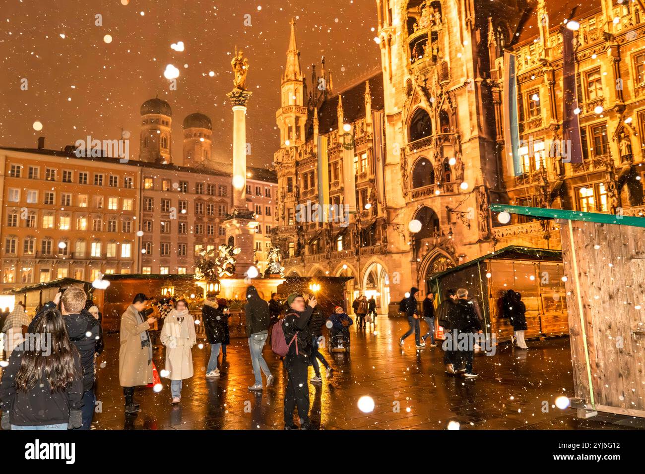 Der erste Schnee, Schneefall am Marienplatz abends kurz vor 18 Uhr, München, novembre 2024 Deutschland, München, 13. 2024 novembre, der erste Schnee der Saison, Schneeflocken Fallen am Marienplatz, rund um die Mariensäule und das Rathaus, Schneefall ab 17:30 Uhr, Temperaturen um 1 Grad, Wetter, Stimmung, Herbst, Winter, Bayern, *** la prima neve, nevicata a Marienplatz la sera poco prima delle 18.00, Monaco di Baviera, 2024 novembre Germania, Monaco di Baviera, 13 novembre, 2024, la prima neve della stagione, fiocchi di neve cadono a Marienplatz, intorno al Mariensäule e al municipio, nevicate dalle ore 5,30, te Foto Stock