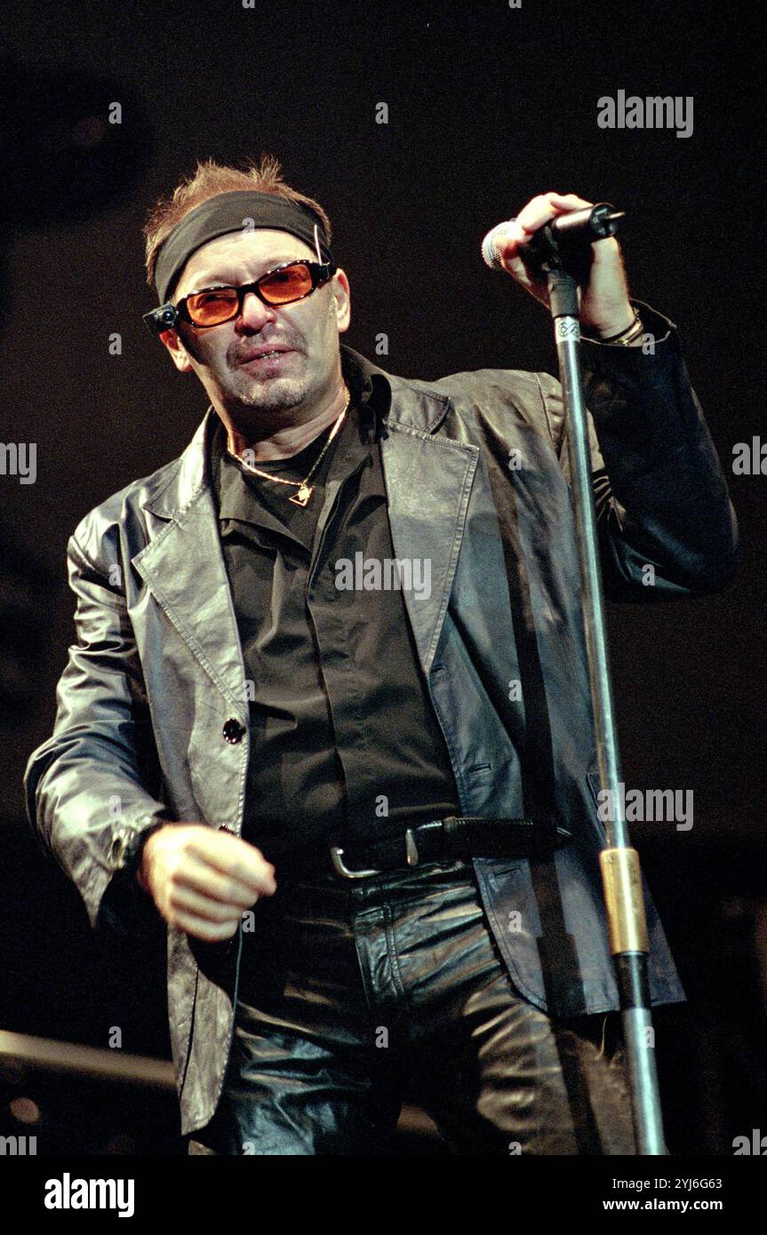 Varese Italia 19/09/1999: Vasco Rossi, cantante italiano, durante il concerto dal vivo all'Ippodromo Foto Stock