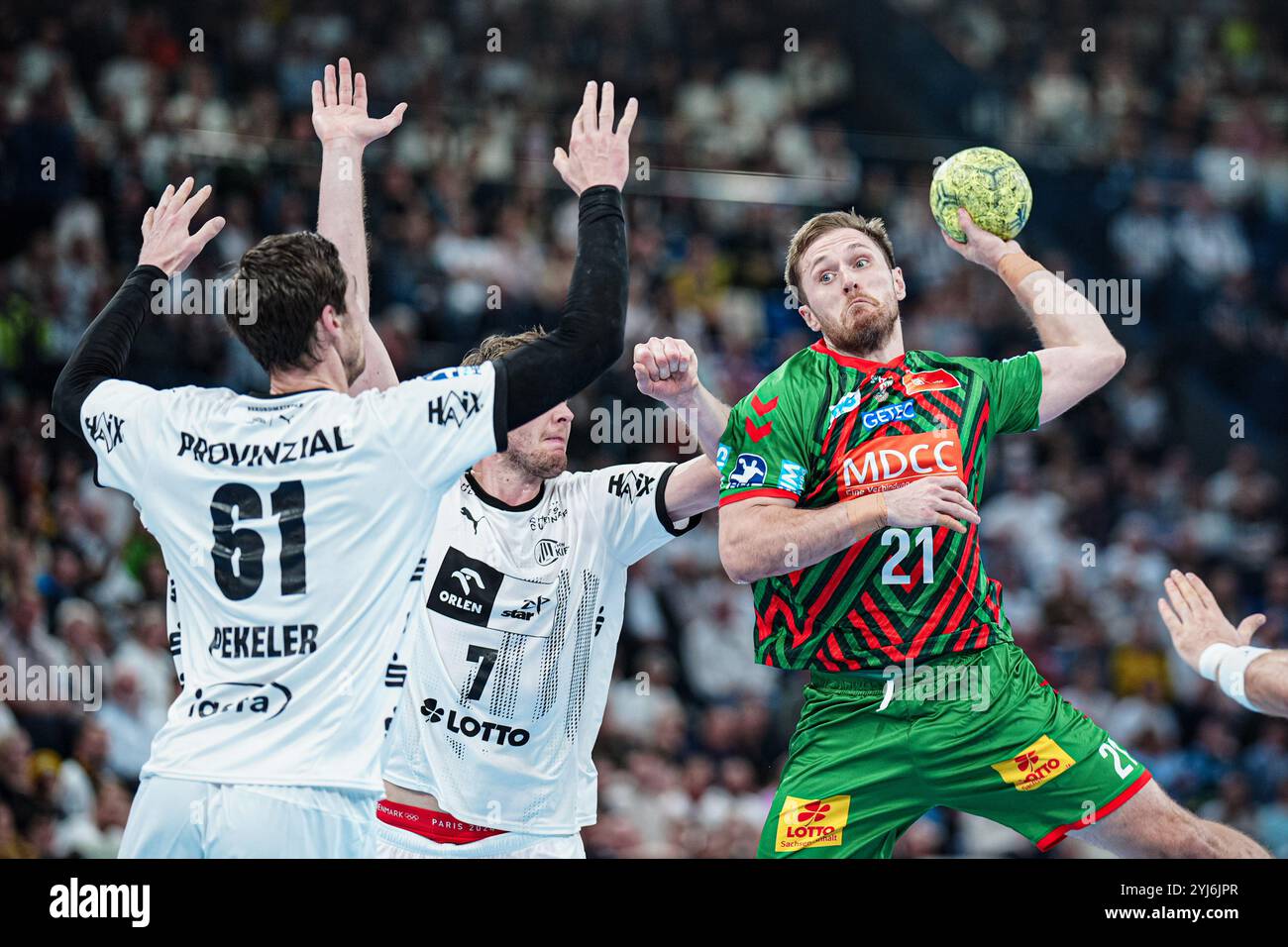 Wurf/Tor Albin Lagergren (SC Magdeburg, #21( GER, THW Kiel vs. SC Magdeburg, Handball, DHB-Pokal, Achtelfinale, Saison 2024/2025, 13.11.2024 foto: Eibner-Pressefoto/Marcel von Fehrn Foto Stock