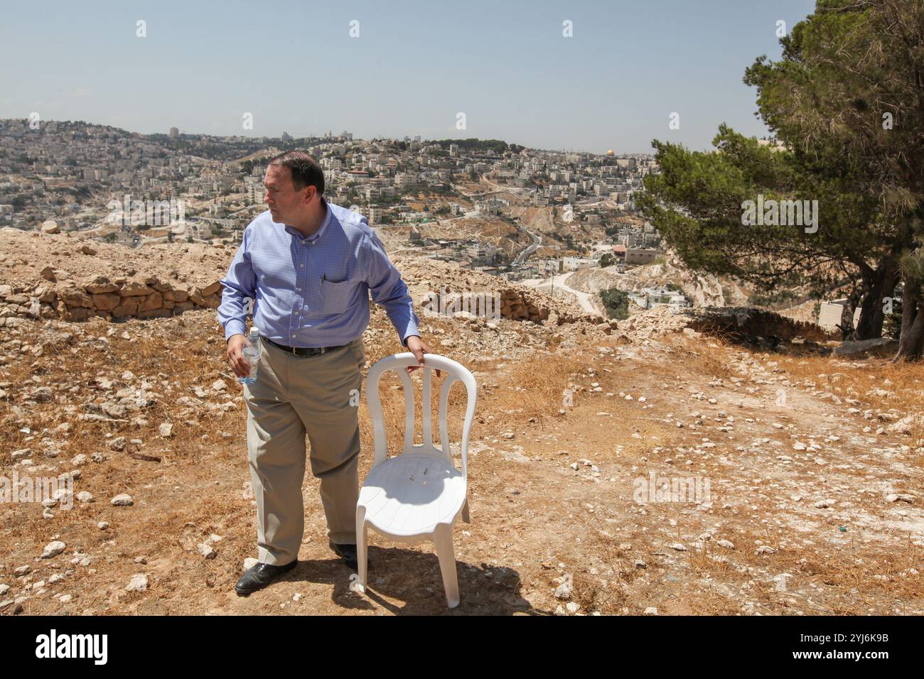 Gerusalemme, Israele. 17 agosto 2009. Una foto del file di Mike Huckabee (L), ex governatore dell'Arkansas e ministro battista del Sud, che è stato toccato dal presidente eletto Donald Trump per servire come ambasciatore degli Stati Uniti in Israele nella sua prossima amministrazione, come è stato riportato il 13 novembre 2024, cammina vicino alla barriera di separazione del muro alla periferia di Gerusalemme mentre visita un "insediamento ebraico" il 17 agosto 2009. Foto del file di Jim Hollander/UPI credito: UPI/Alamy Live News Foto Stock