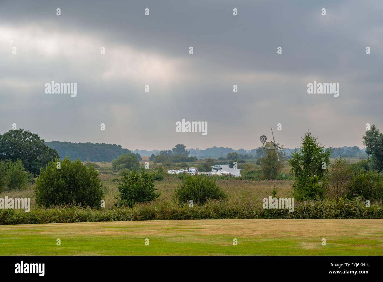 Windpump sulle rive del fiume Ant da How Hill Foto Stock