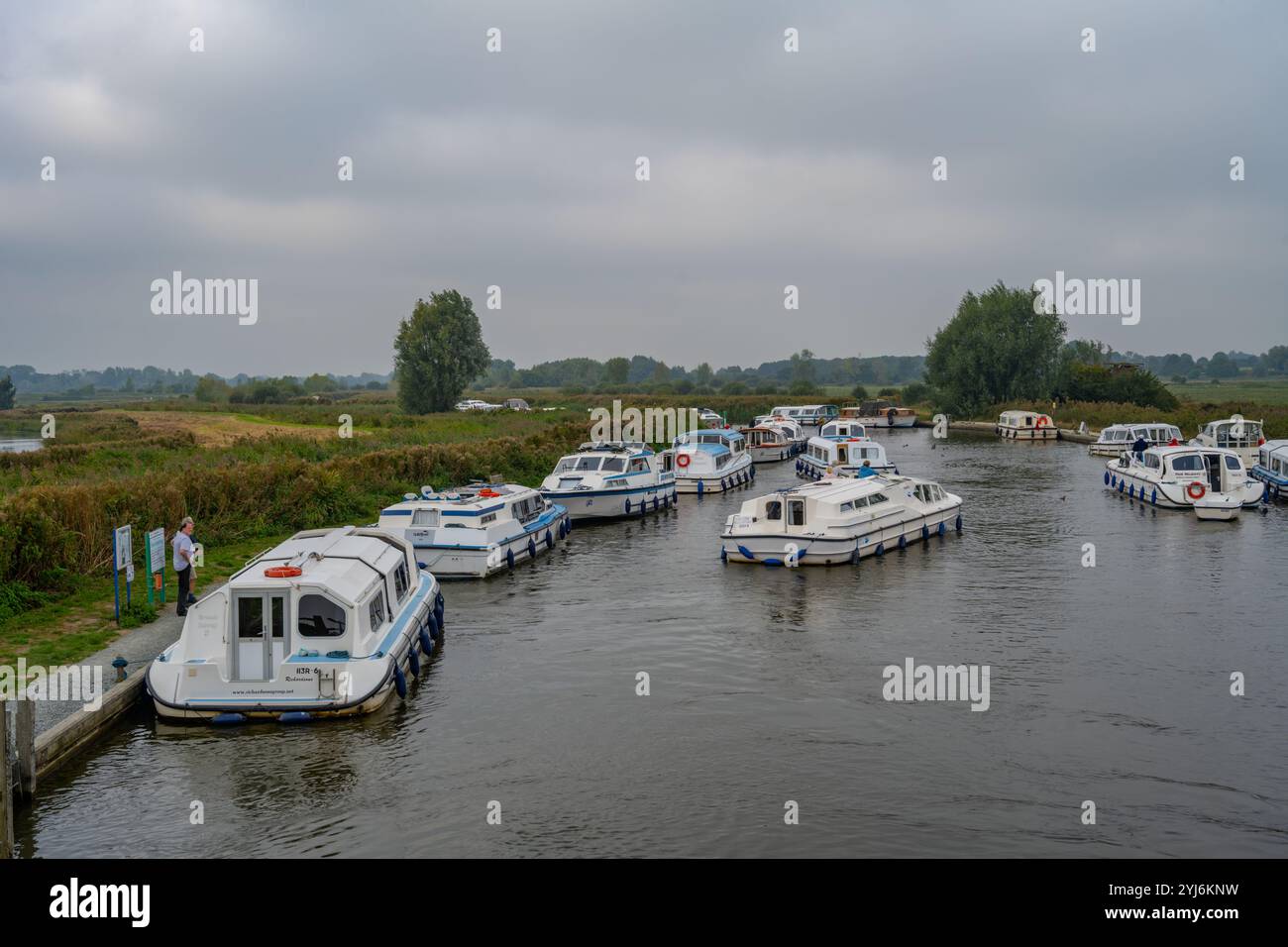 Barche da diporto sul fiume Ant presso il Ludham Bridge sul Norfolk Broads Foto Stock
