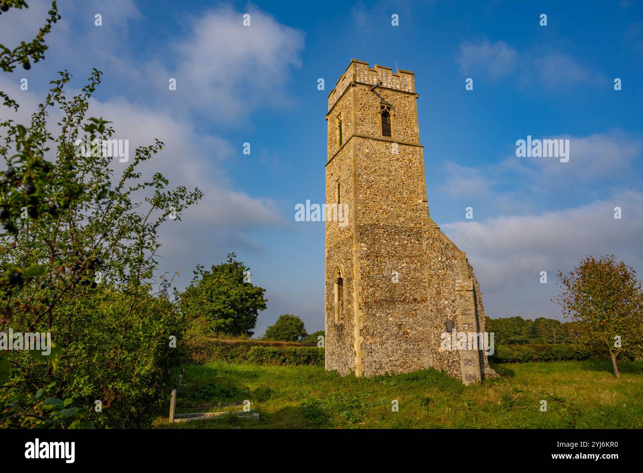 La Chiesa di tutti i Santi in rovina, Panxworth vicino a Norwich Norfolk Foto Stock