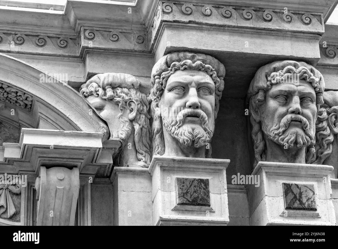 Milano, Italia - 30 marzo 2022: Dettagli architettonici della caratteristica architettura italiana a Milano, Lombardia, Italia. Foto Stock