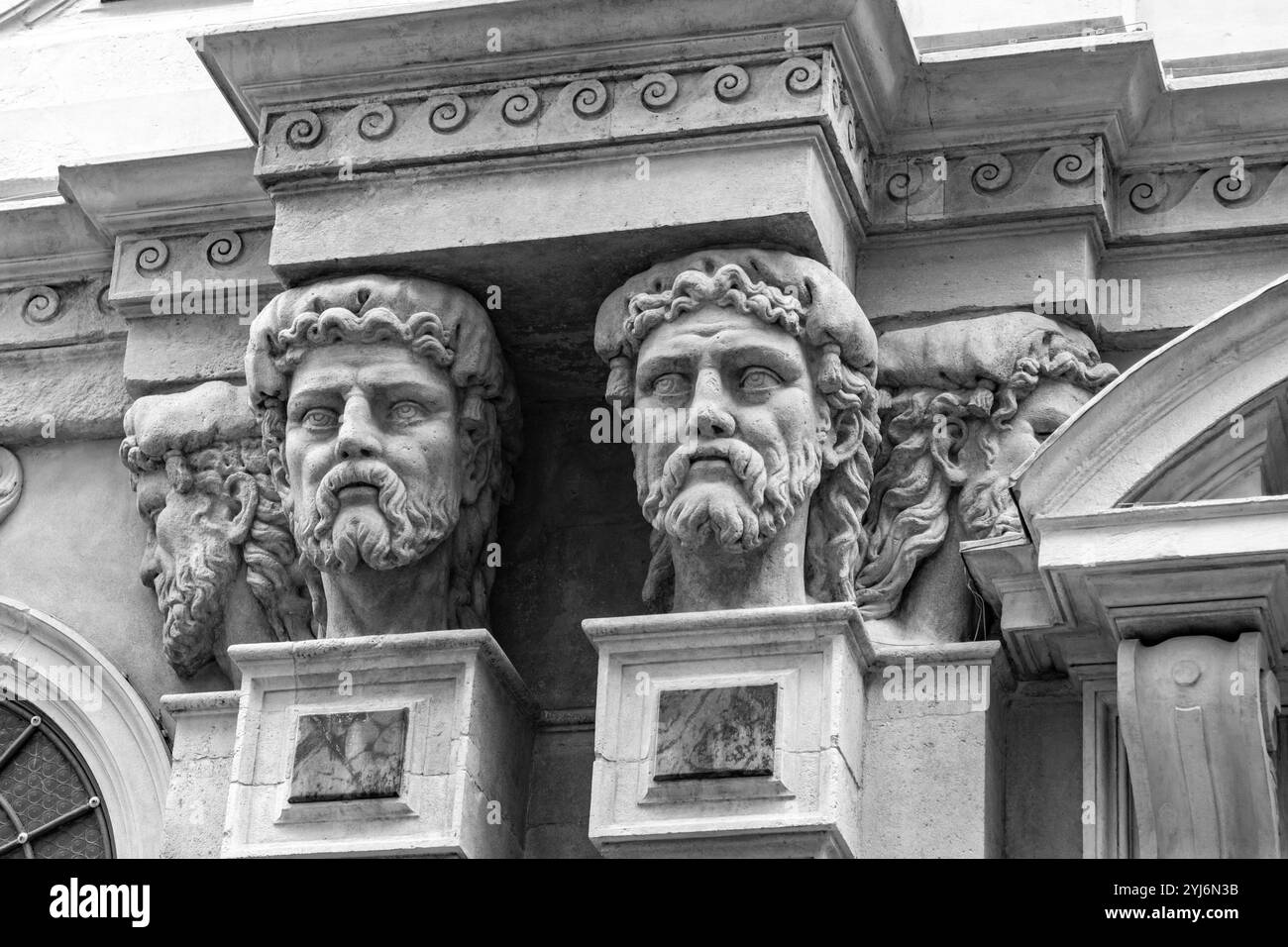 Milano, Italia - 30 marzo 2022: Dettagli architettonici della caratteristica architettura italiana a Milano, Lombardia, Italia. Foto Stock