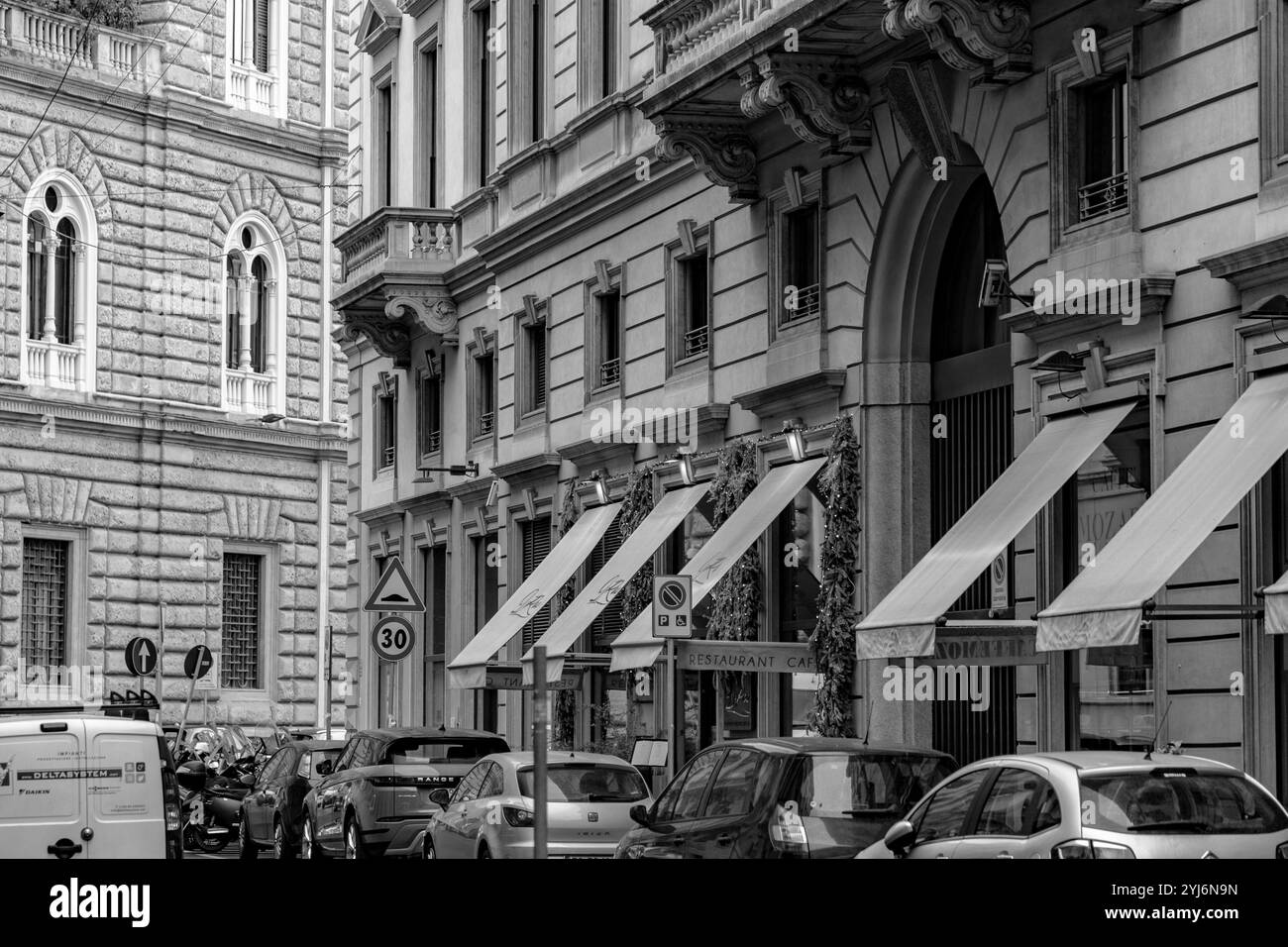 Milano, Italia - marzo 30: Il Quadrilatero della moda o via Montenapoleone è un quartiere dello shopping di alta classe nel centro di Milano. Foto Stock