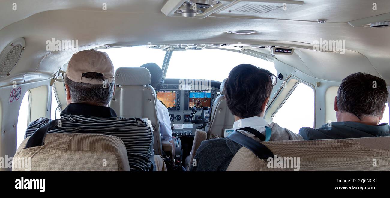 Pilota e passeggeri su un piccolo aereo Foto Stock