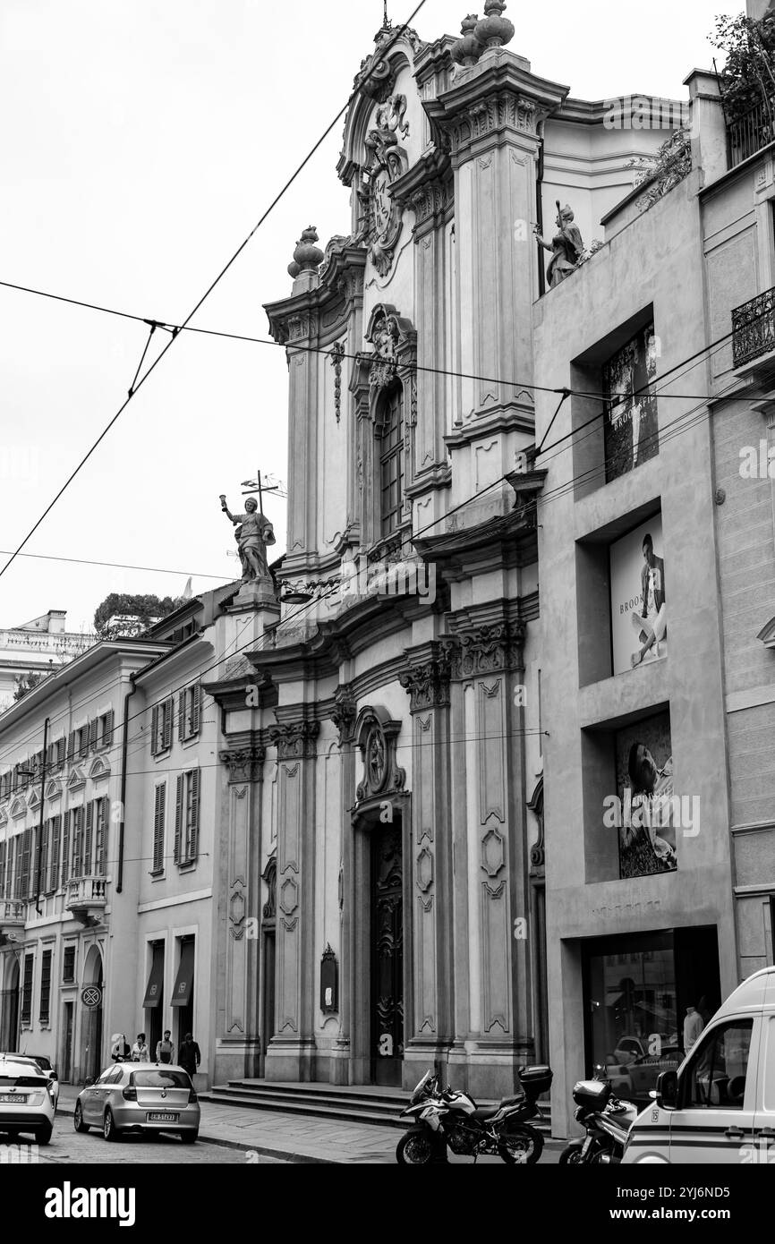 Milano, Italia - 30 marzo 2022: San Francesco di Paola è una chiesa cattolica in stile barocco situata in via Manzoni a Milano Foto Stock