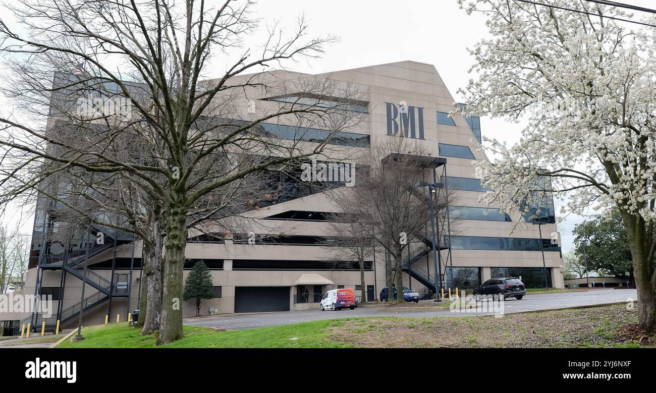 NASHVILLE, Tennessee - 15 marzo 2024: Edificio BMI o Broadcast Music Inc con vista sulla strada, inclusa parte del parcheggio. Foto Stock