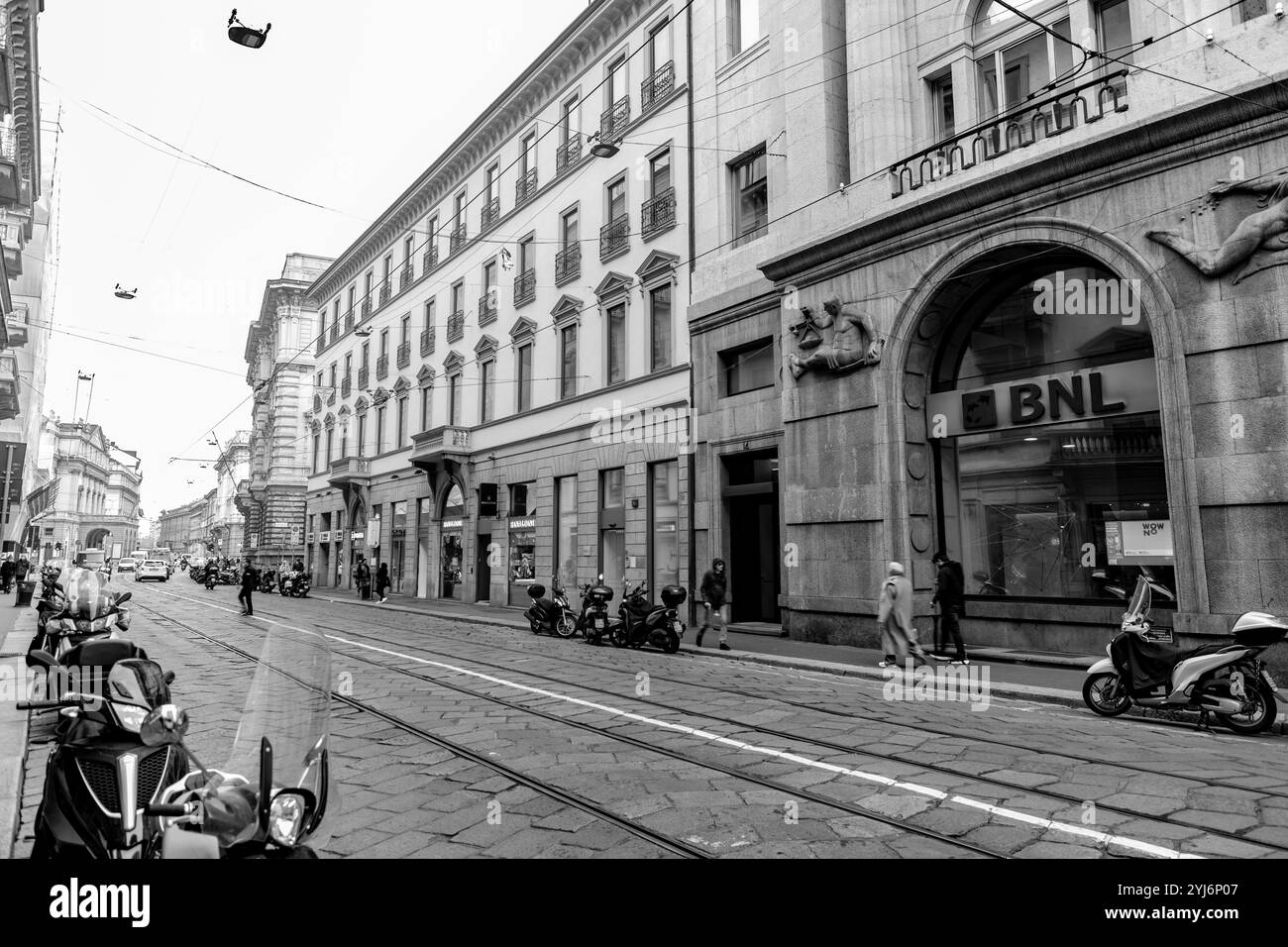 Milano, Italia - marzo 30: Il Quadrilatero della moda o via Montenapoleone è un quartiere dello shopping di alta classe nel centro di Milano. Foto Stock