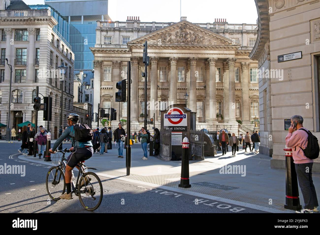 Esterno dell'edificio della Mansion House, cartello con la Bank Station e vista sulla People Street da Princes Street nella City di Londra EC4 Inghilterra Regno Unito 2024 KATHY DEWITT Foto Stock