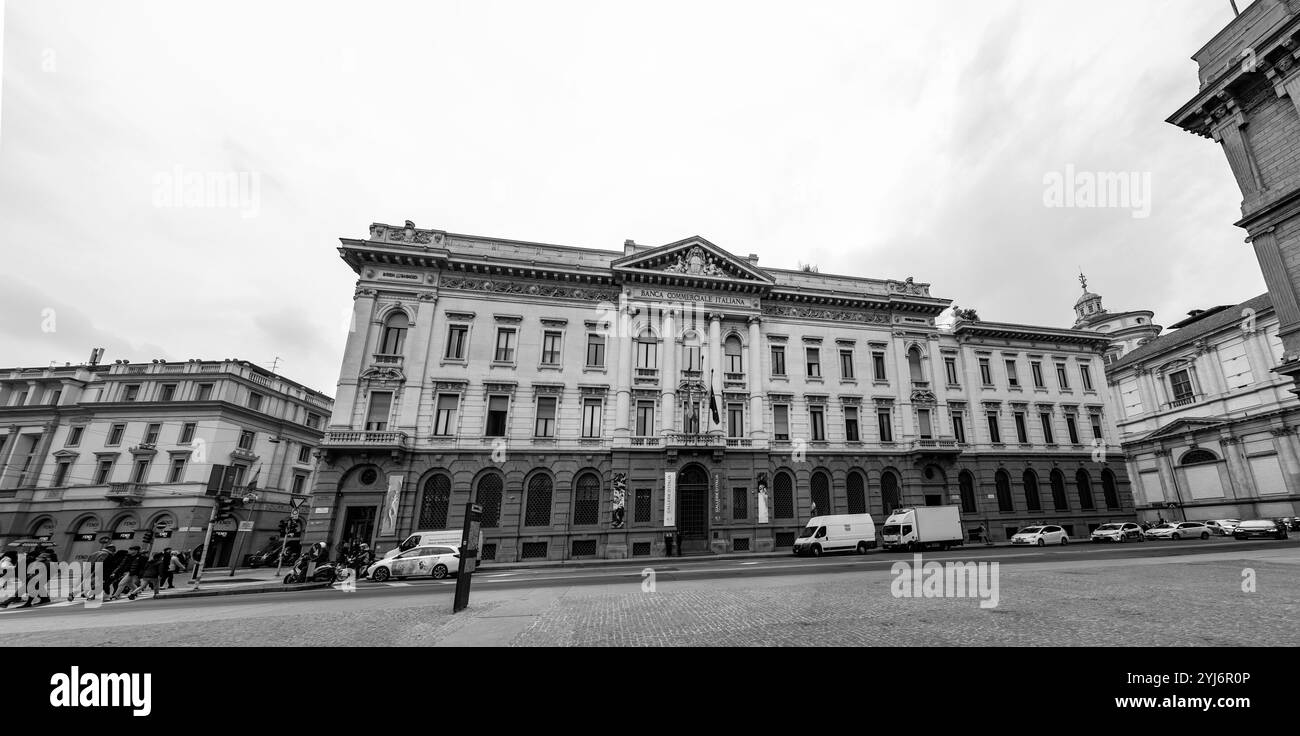 Milano, Italia - 30 marzo 2022: Piazza della Scala è una piazza pedonale centrale di Milano, collegata alla piazza principale della città. Foto Stock