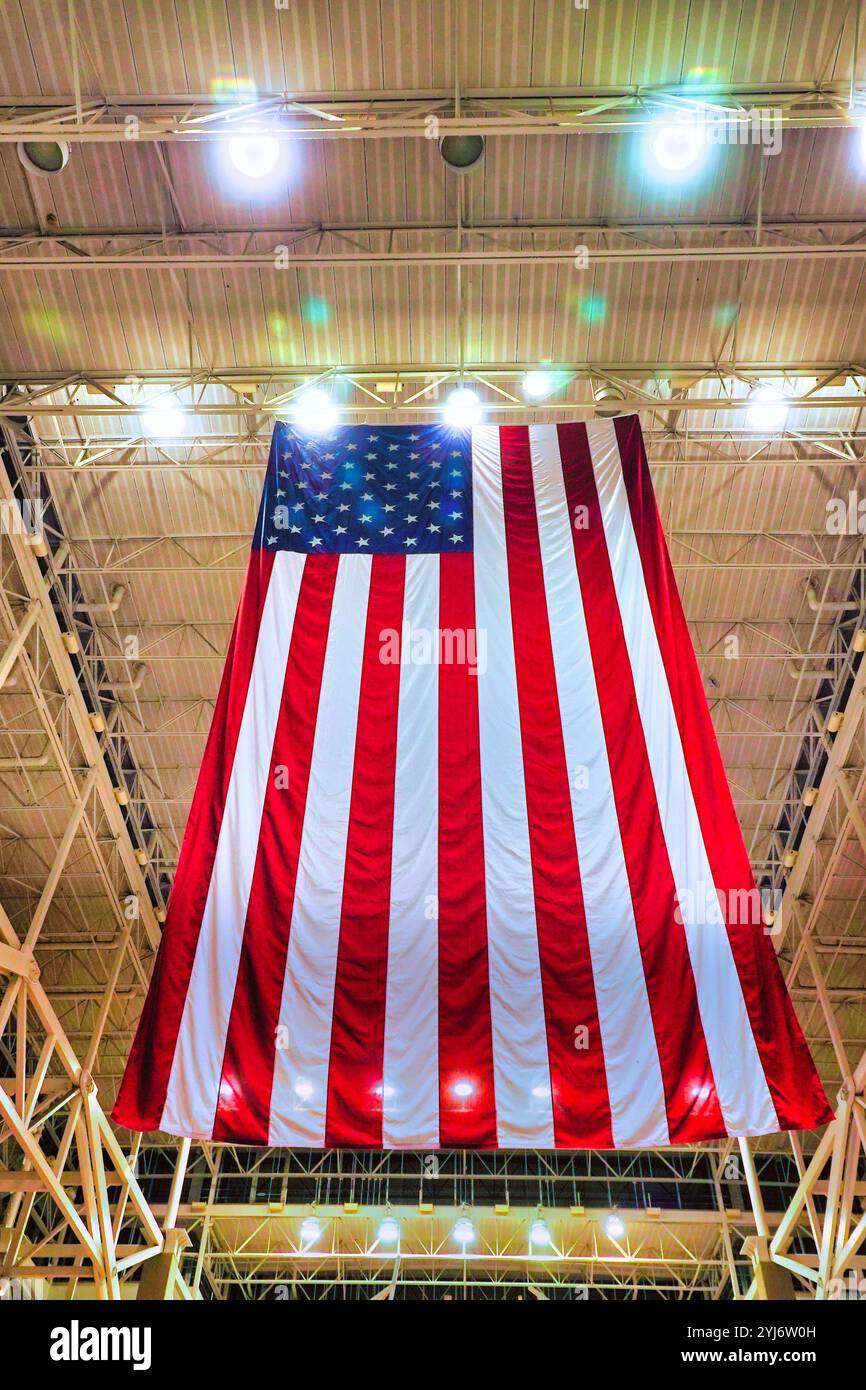 Denver, Colorado, Stati Uniti. La bandiera degli Stati Uniti visualizzata all'interno del terminal internazionale dell'aeroporto di Denver Foto Stock