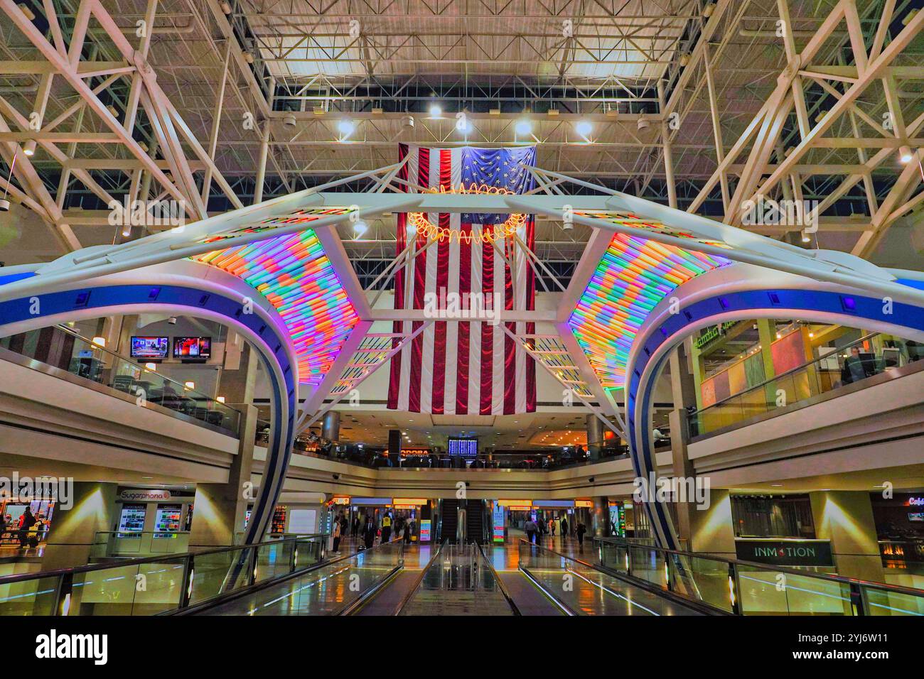 Denver, Colorado, USA 12 novembre 2024 l'atrio centrale nel terminal nazionale dell'Aeroporto Internazionale di Denver Colorado. Foto Stock