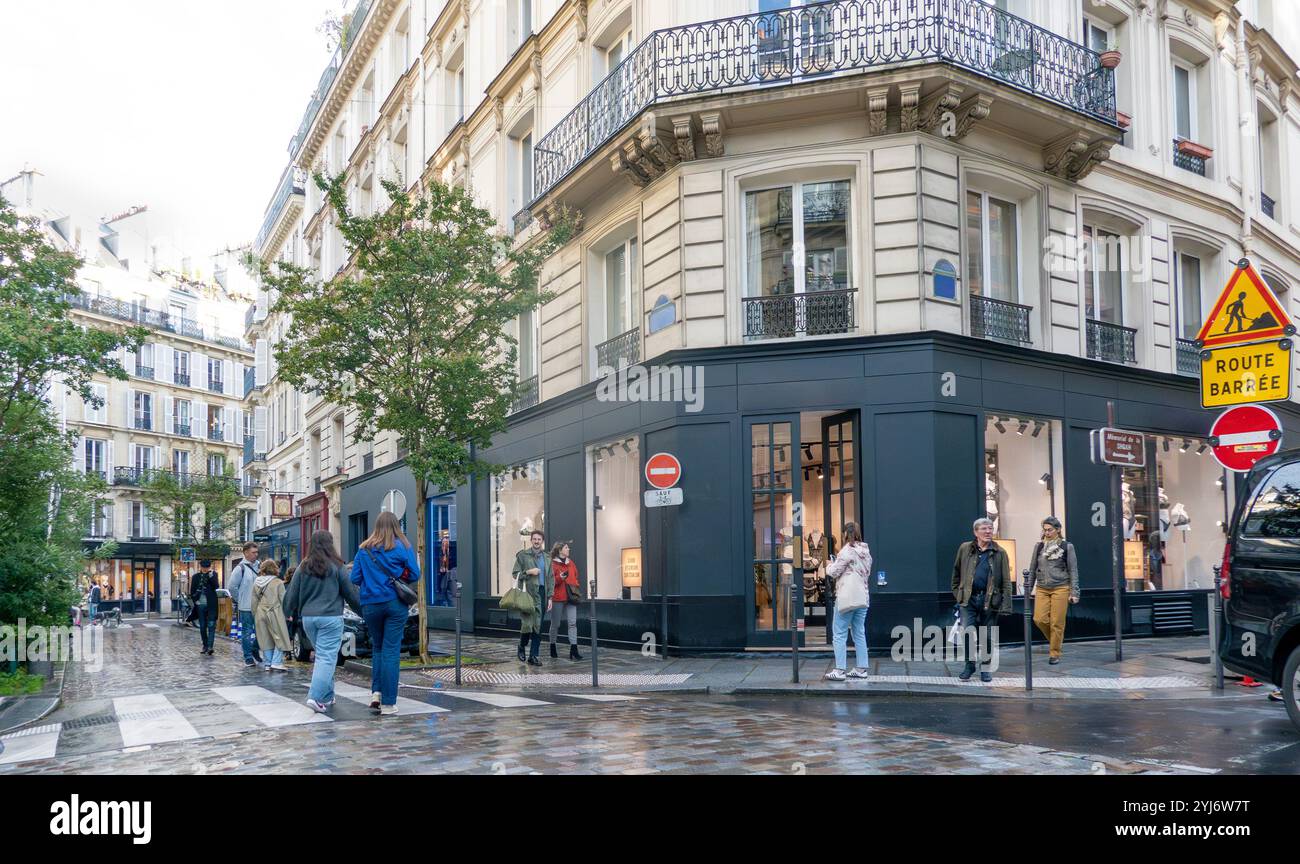 Strada bagnata dalla pioggia a Parigi, Francia Foto Stock