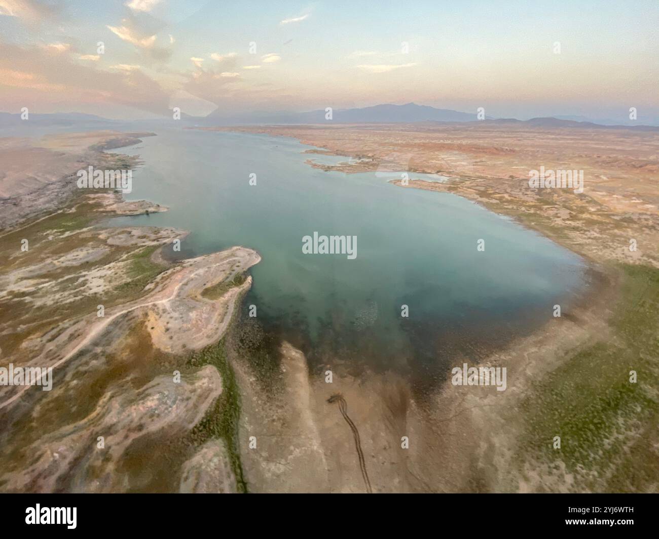 Splendida vista aerea dall'elicottero del lago Mead al tramonto in una soleggiata giornata estiva fuori Las Vegas, Nevada, Stati Uniti Foto Stock