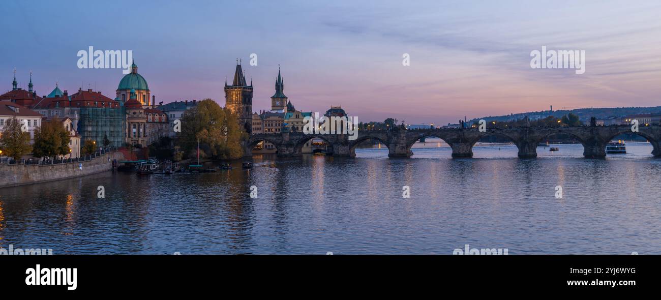Serata a Praga e al Ponte Carlo Foto Stock