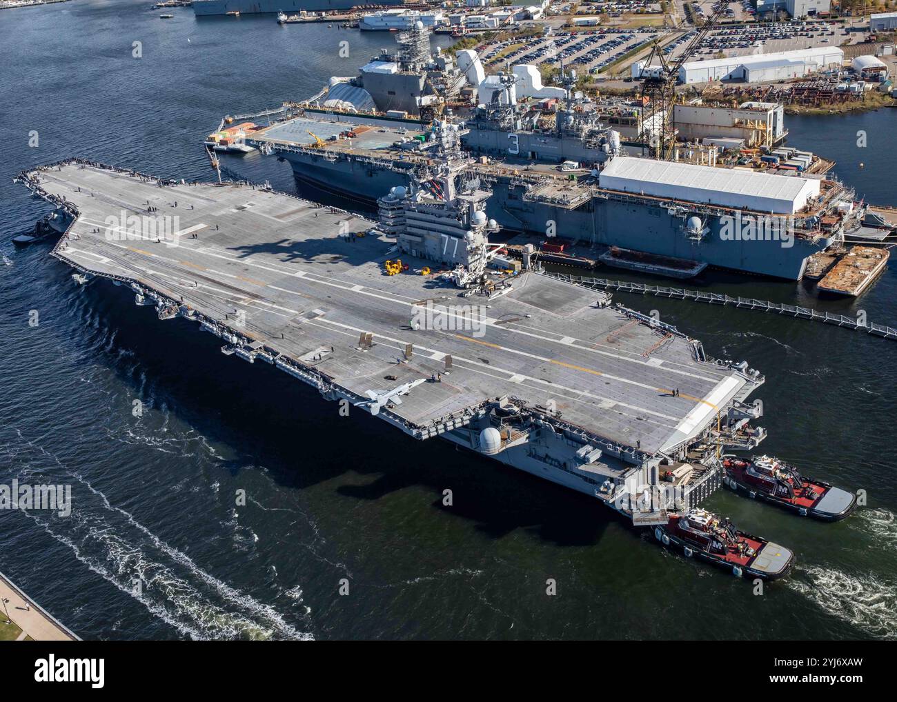 Norfork, Stati Uniti. 12 novembre 2024. La portaerei classe Nimitz della US Navy USS George H. W. Bush, è spinta fuori dal suo ormeggio in quanto parte dal cantiere navale di Norfolk, il 12 novembre 2024 a Norfork, Virginia. Il supercarro è in fase di collaudo prima dell'implementazione in seguito a manutenzione e miglioramenti. Crediti: MC2 Samuel Wagner/US Navy/Alamy Live News Foto Stock