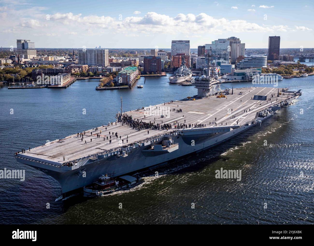 Norfork, Stati Uniti. 12 novembre 2024. La portaerei classe Nimitz della US Navy USS George H. W. Bush, transita lungo il fiume Elizabeth mentre parte dal cantiere navale di Norfolk, il 12 novembre 2024 a Norfork, Virginia. Il supercarro è in fase di collaudo prima dell'implementazione in seguito a manutenzione e miglioramenti. Crediti: MC2 Samuel Wagner/US Navy/Alamy Live News Foto Stock