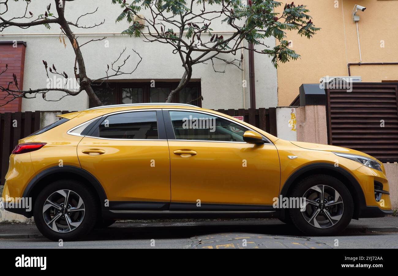 Bucarest, Romania – 1 settembre 2024: Vista ravvicinata dell'auto gialla KIA Xceed parcheggiata sulla strada di fronte alla casa Foto Stock