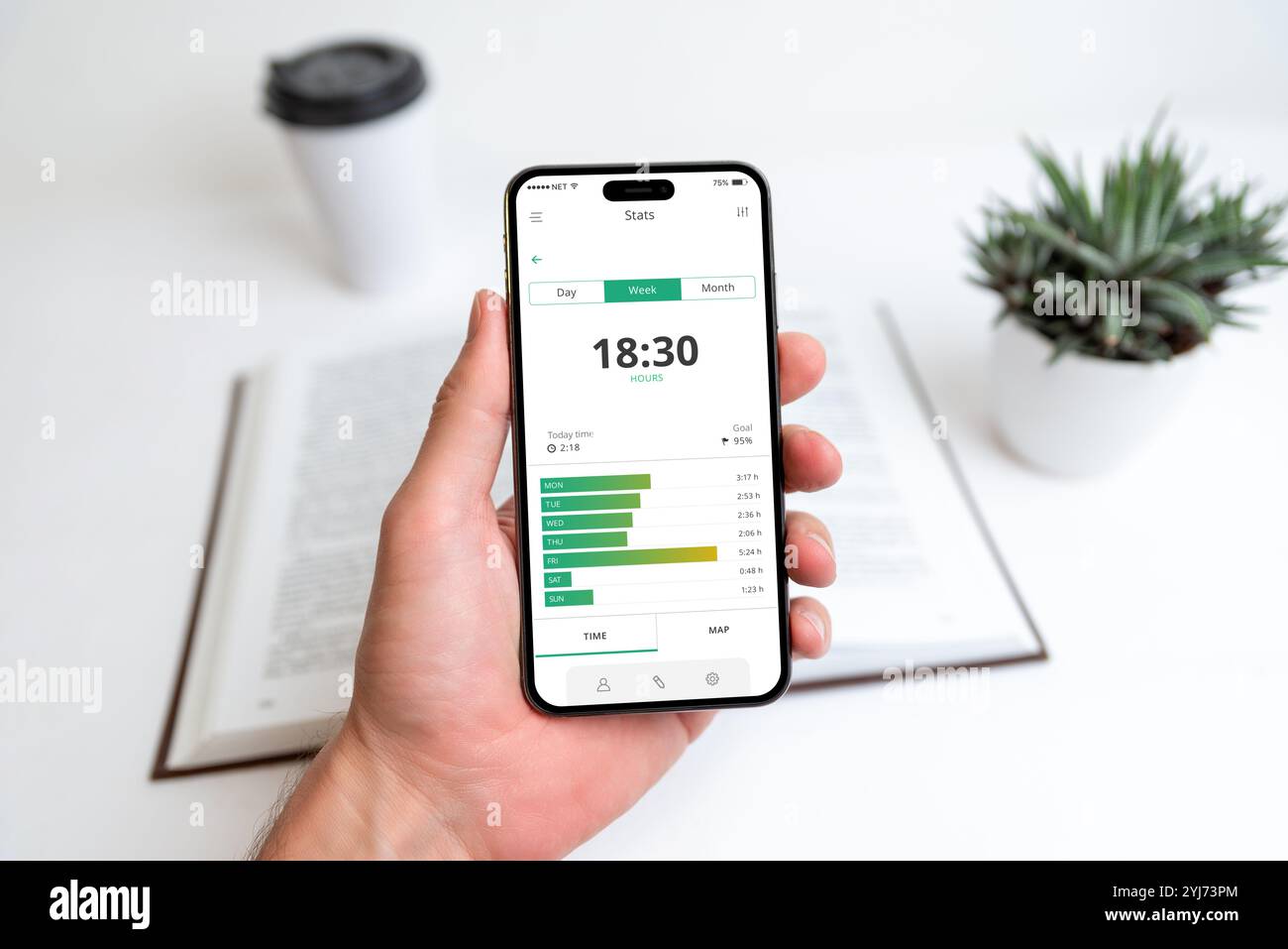 Smartphone che visualizza l'app di monitoraggio dei progressi di apprendimento, monitora il tempo di studio, gli sforzi di ricerca e le tappe fondamentali del progetto, simboleggiando il raggiungimento degli obiettivi, p Foto Stock
