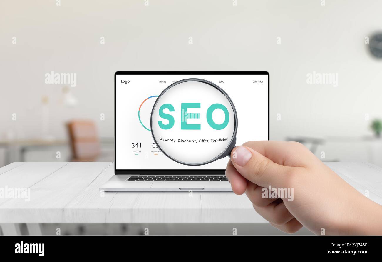 Lente d'ingrandimento che mette in evidenza SEO sullo schermo del notebook, simboleggiando l'ottimizzazione e la ricerca per migliorare le prestazioni del sito web e i motori di ricerca visibili Foto Stock