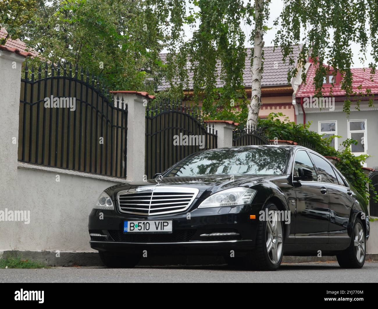 Bucarest, Romania – 1 settembre 2024: Vista frontale dell'auto nera Mercedes Maybach parcheggiata sulla strada Foto Stock
