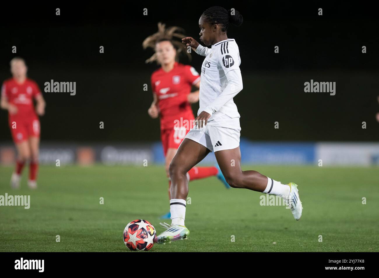 MADRID, SPAGNA - 13 novembre: Linda Caicedo del Real Madrid donne in azione durante la partita di UEFA Women's Champions League tra Real Madrid e FC Twente allo stadio Alfredo di Stefano di Madrid. (Foto di Guillermo Martinez) Foto Stock