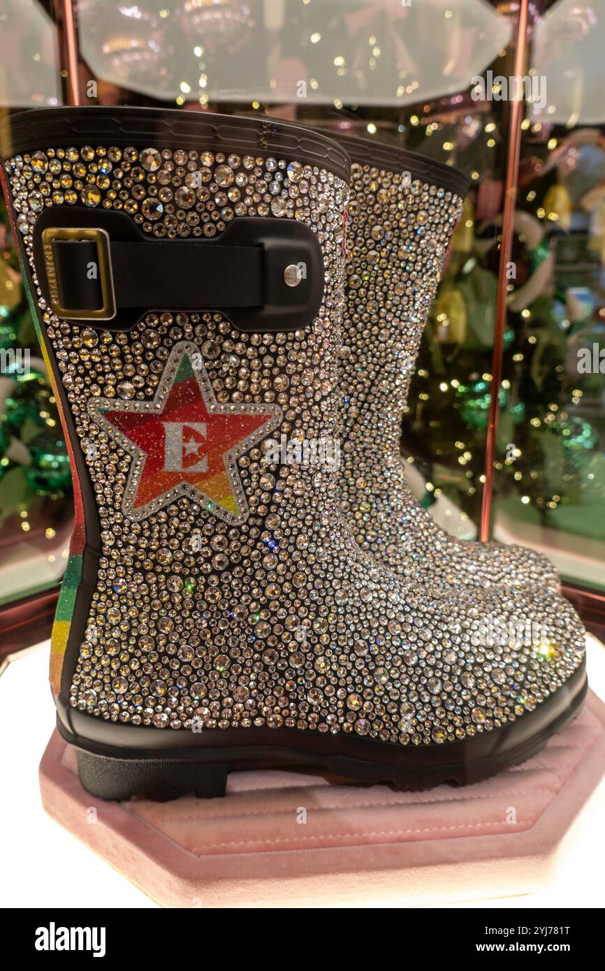 L'interno del flagship store globale Swarovski presenta una linea completa di prodotti in cristallo, New York City, Stati Uniti, 2024 Foto Stock