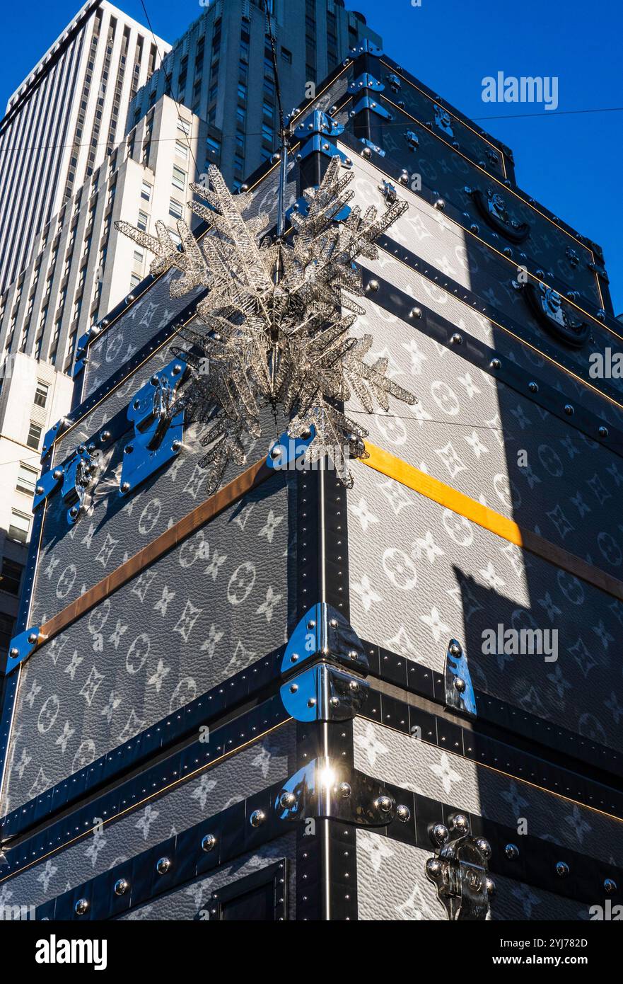 Il flagship store Louis Vuitton Fifth Avenue è coperto da impalcature che ricordano i suoi iconici bagagli durante i lavori di ristrutturazione del 2024, New York City, USA Foto Stock