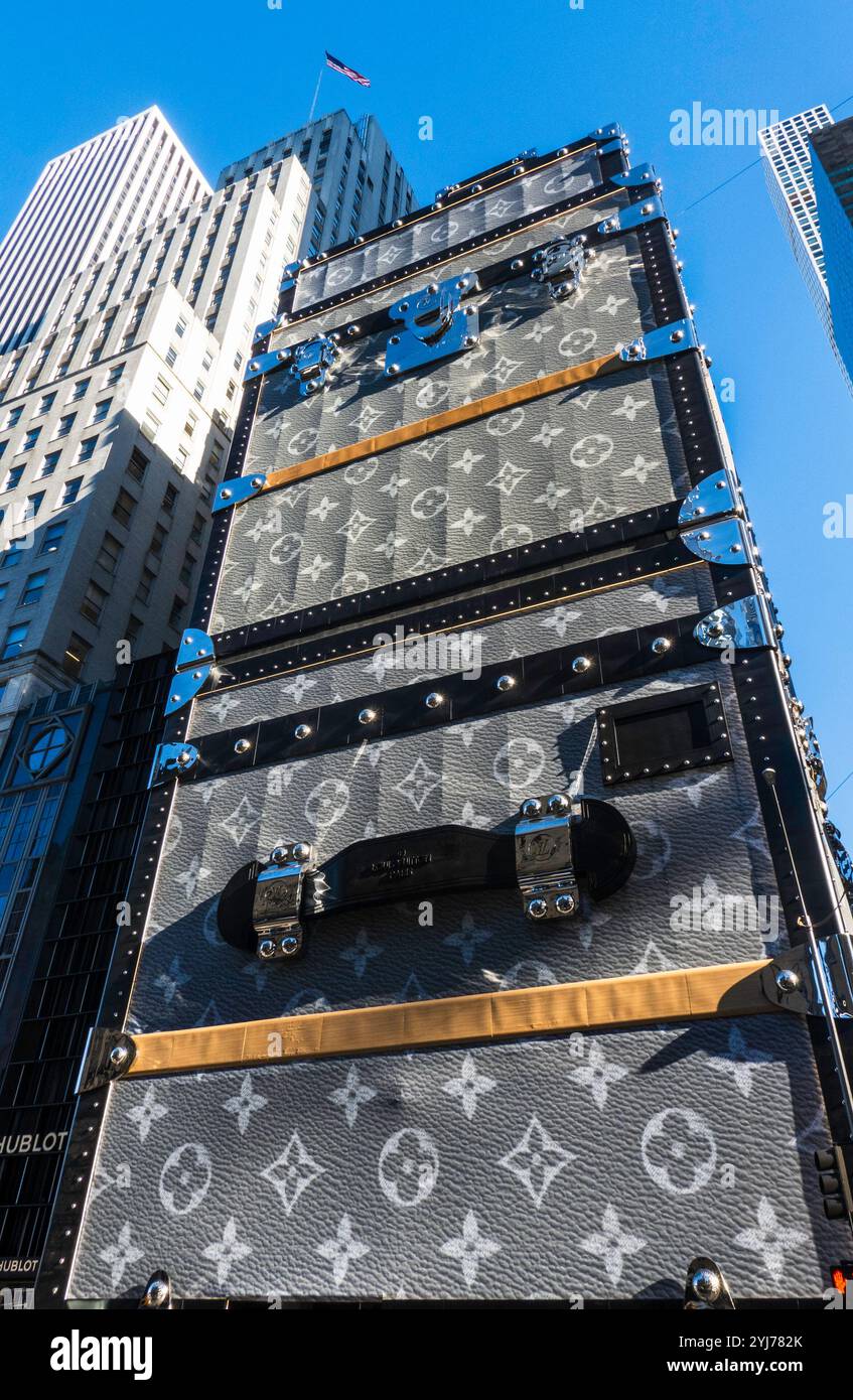 Il flagship store Louis Vuitton Fifth Avenue è coperto da impalcature che ricordano i suoi iconici bagagli durante i lavori di ristrutturazione del 2024, New York City, USA Foto Stock