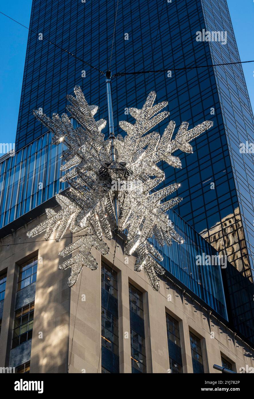 Baccarata sospesa Crystal UNICEF Snowflake, stagione natalizia a New York, Stati Uniti, 2024 Foto Stock