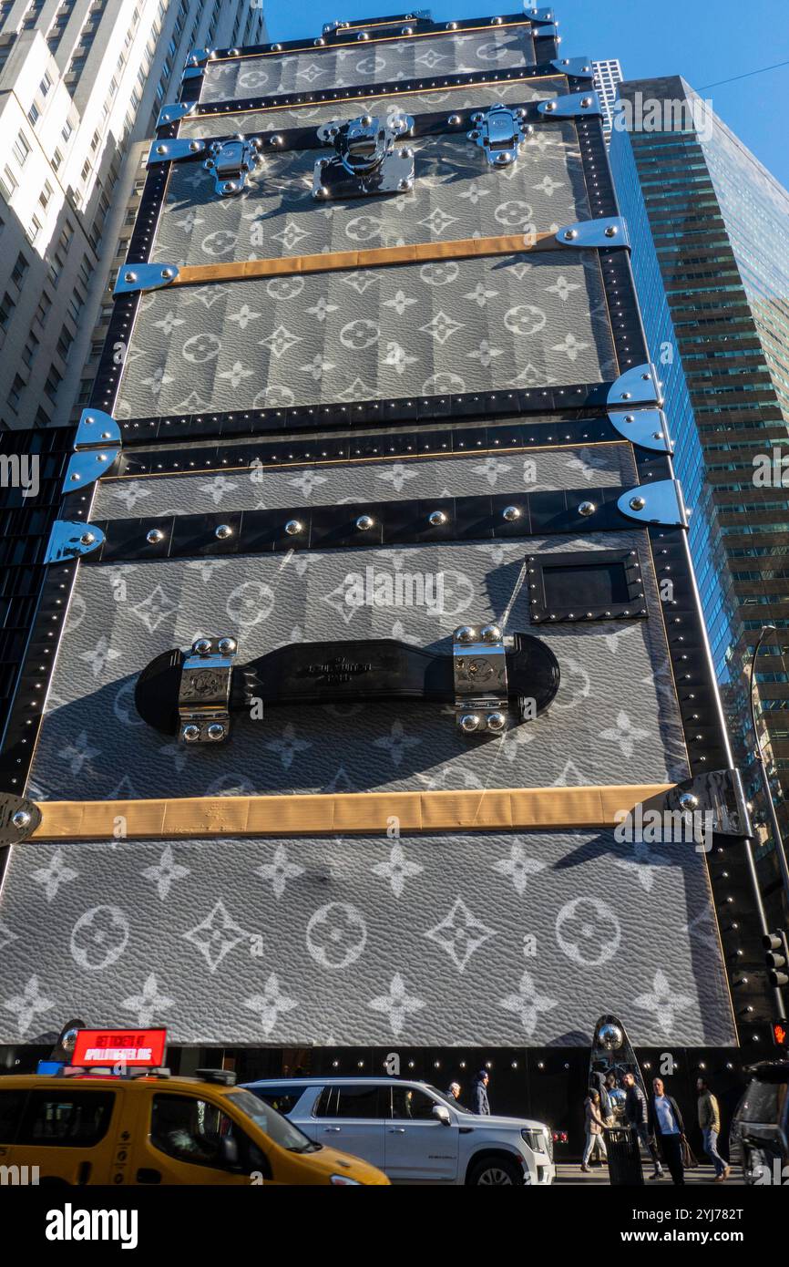 Il flagship store Louis Vuitton Fifth Avenue è coperto da impalcature che ricordano i suoi iconici bagagli durante i lavori di ristrutturazione del 2024, New York City, USA Foto Stock