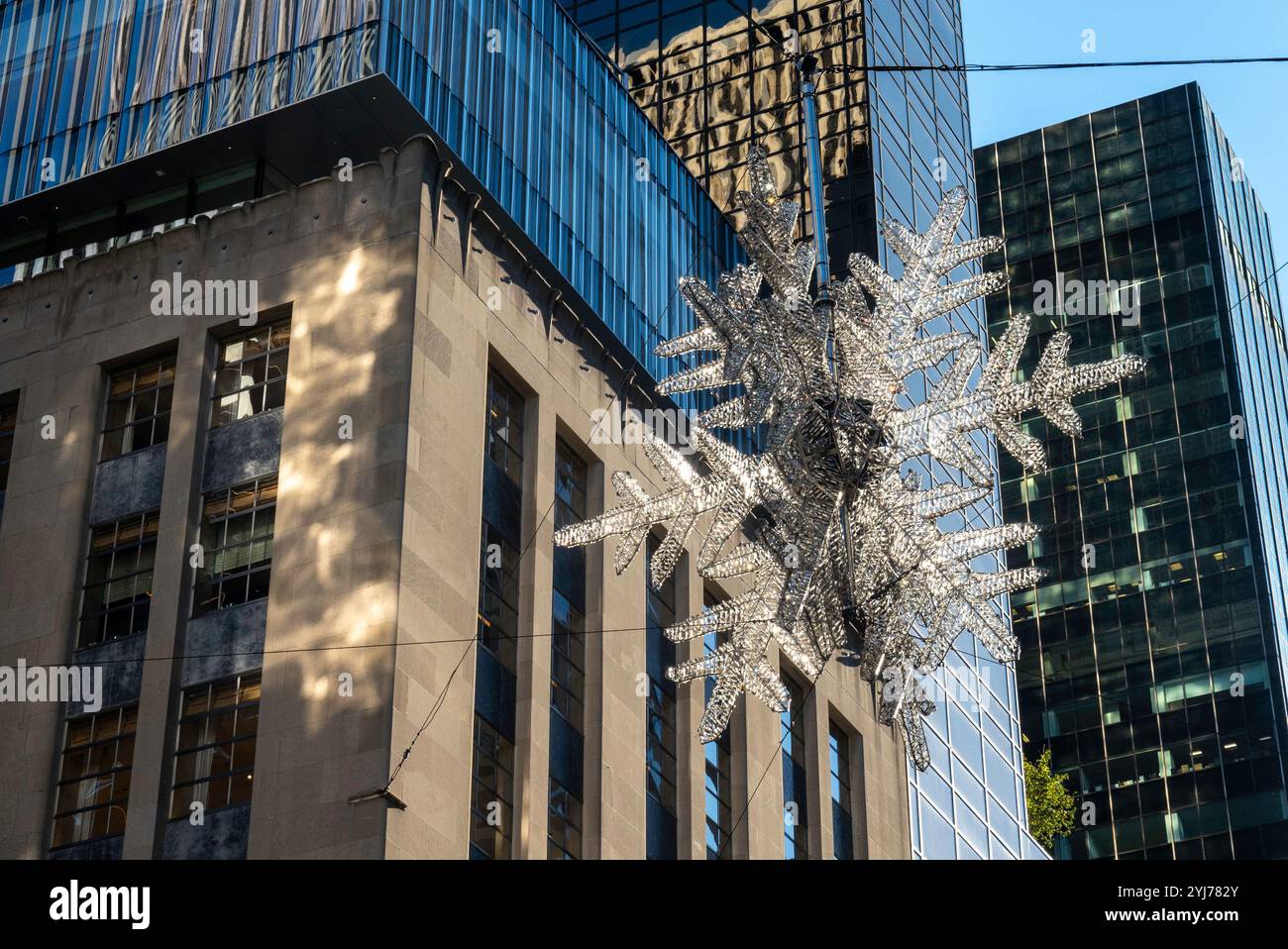 Baccarata sospesa Crystal UNICEF Snowflake, stagione natalizia a New York, Stati Uniti, 2024 Foto Stock