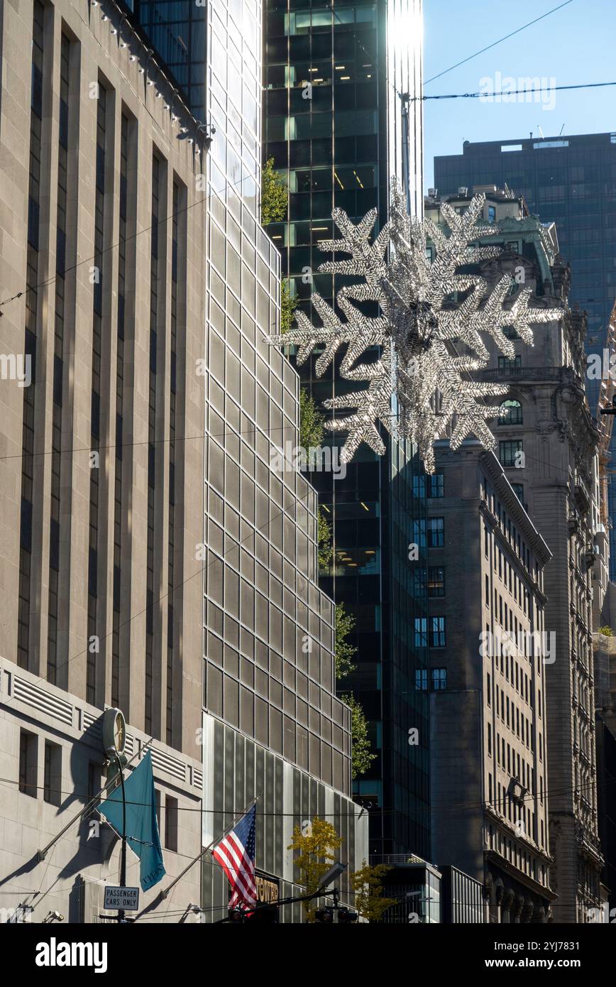 Baccarata sospesa Crystal UNICEF Snowflake, stagione natalizia a New York, Stati Uniti, 2024 Foto Stock