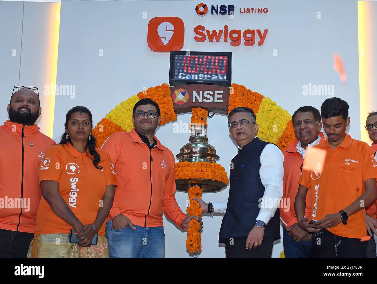 Mumbai, India. 13 novembre 2024. Sriharsha Majety, Amministratore delegato (MD) e Amministratore delegato del gruppo, Swiggy Limited (c) e Ashishkumar Chauhan (R), Amministratore delegato (MD) e Amministratore delegato (CEO) della Borsa Nazionale (NSE) suona il campanello durante la cerimonia di quotazione Swiggy alla Borsa Nazionale (NSE). Credito: SOPA Images Limited/Alamy Live News Foto Stock