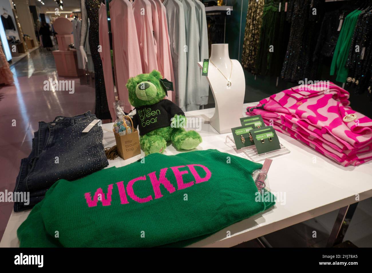 Bloomingdale's è un grande magazzino di lusso situato nel centro di Manhattan, che offre un'ampia varietà di articoli di moda, 2024, NYC, USA Foto Stock