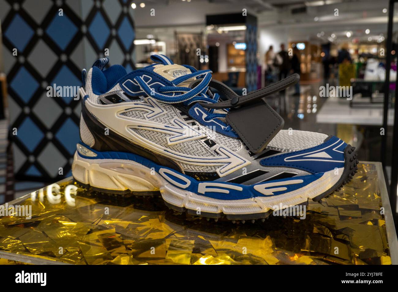 Reparto scarpe firmate uomo nel flagship store di Bloomingdale a New York, USA 2024 Foto Stock
